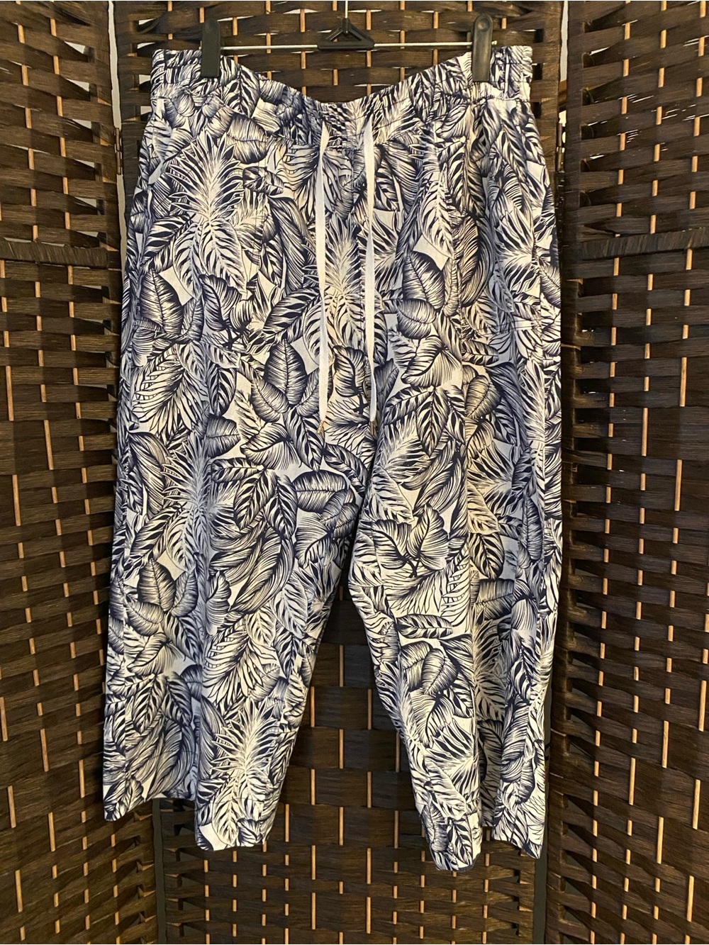 Land N Sea Tropical Leaf-Print Linen Blend Capris in Navy and White Size L